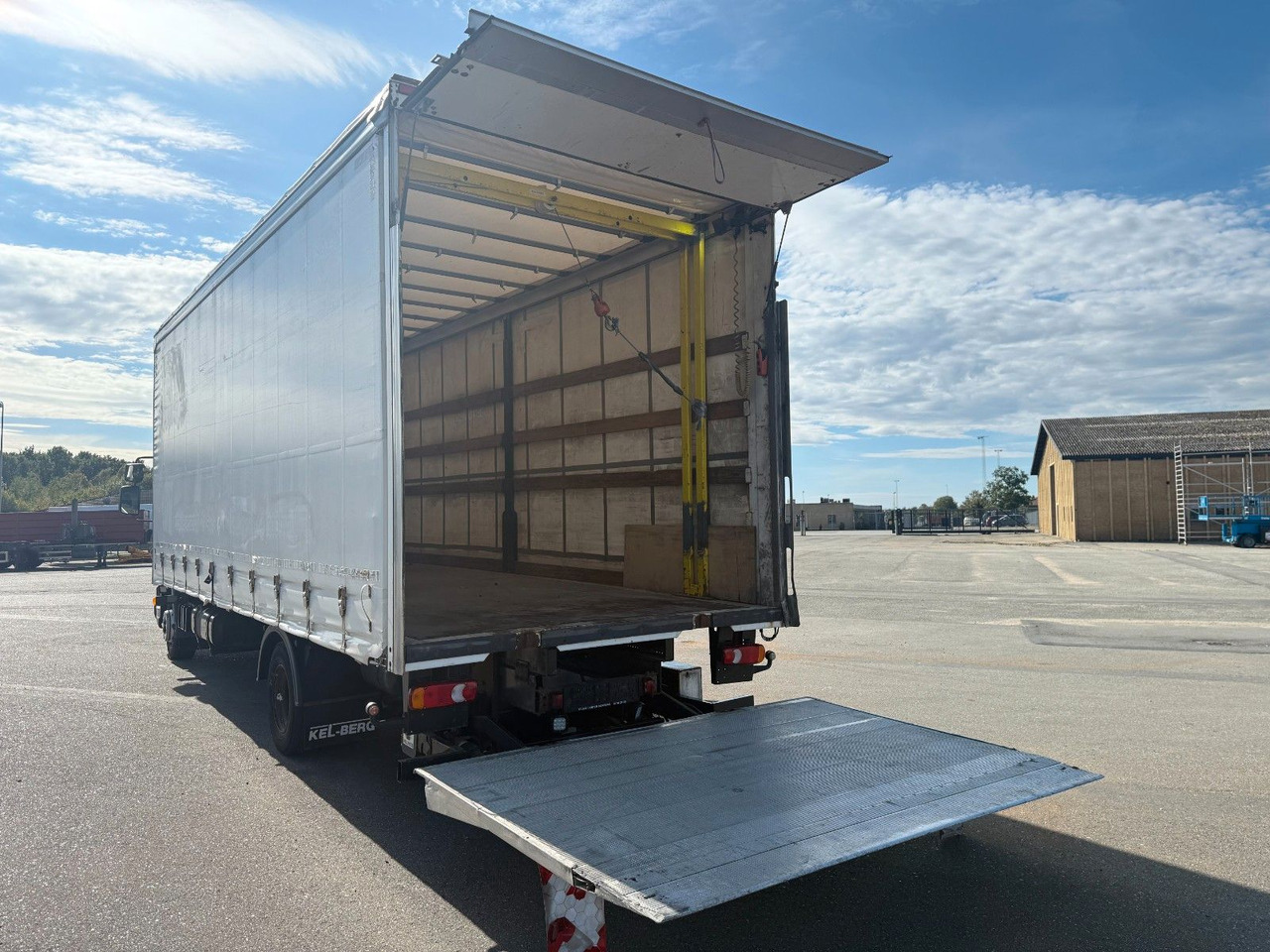 DAF LF 45 /220 4x2 Curtainsider and Taillift Euro 6 - Curtain side truck: picture 5 DAF LF 45 /220 4x2 Curtainsider and Taillift Euro 6 - Curtain side truck: picture 5