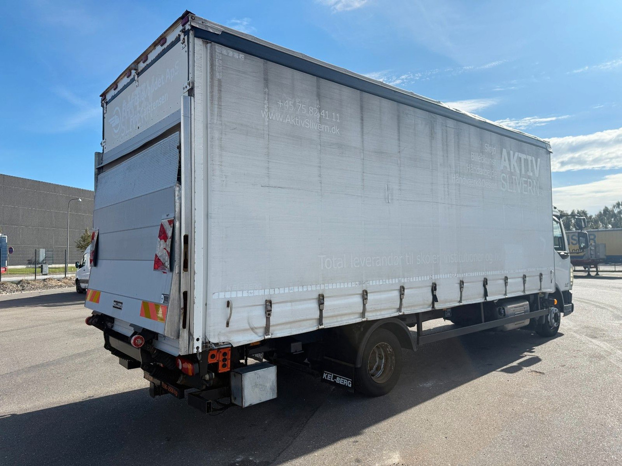 DAF LF 45 /220 4x2 Curtainsider and Taillift Euro 6 - Curtain side truck: picture 3 DAF LF 45 /220 4x2 Curtainsider and Taillift Euro 6 - Curtain side truck: picture 3