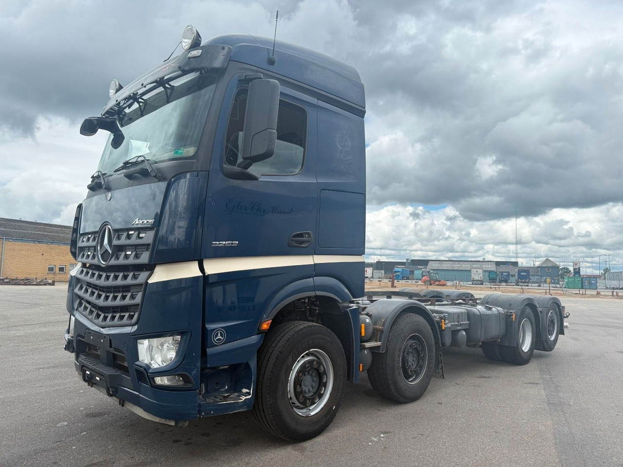 Mercedes-Benz Arocs 3253 8x26 Euro 6 Chassis / Fahrgestell - Cab chassis truck: picture 1 Mercedes-Benz Arocs 3253 8x26 Euro 6 Chassis / Fahrgestell - Cab chassis truck: picture 1