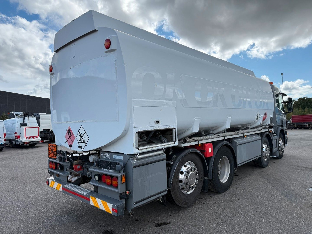 Scania P400 8x2*6 HMK Bilcon 24.000 l. ADR Euro 5 - Tanker truck: picture 3 Scania P400 8x2*6 HMK Bilcon 24.000 l. ADR Euro 5 - Tanker truck: picture 3