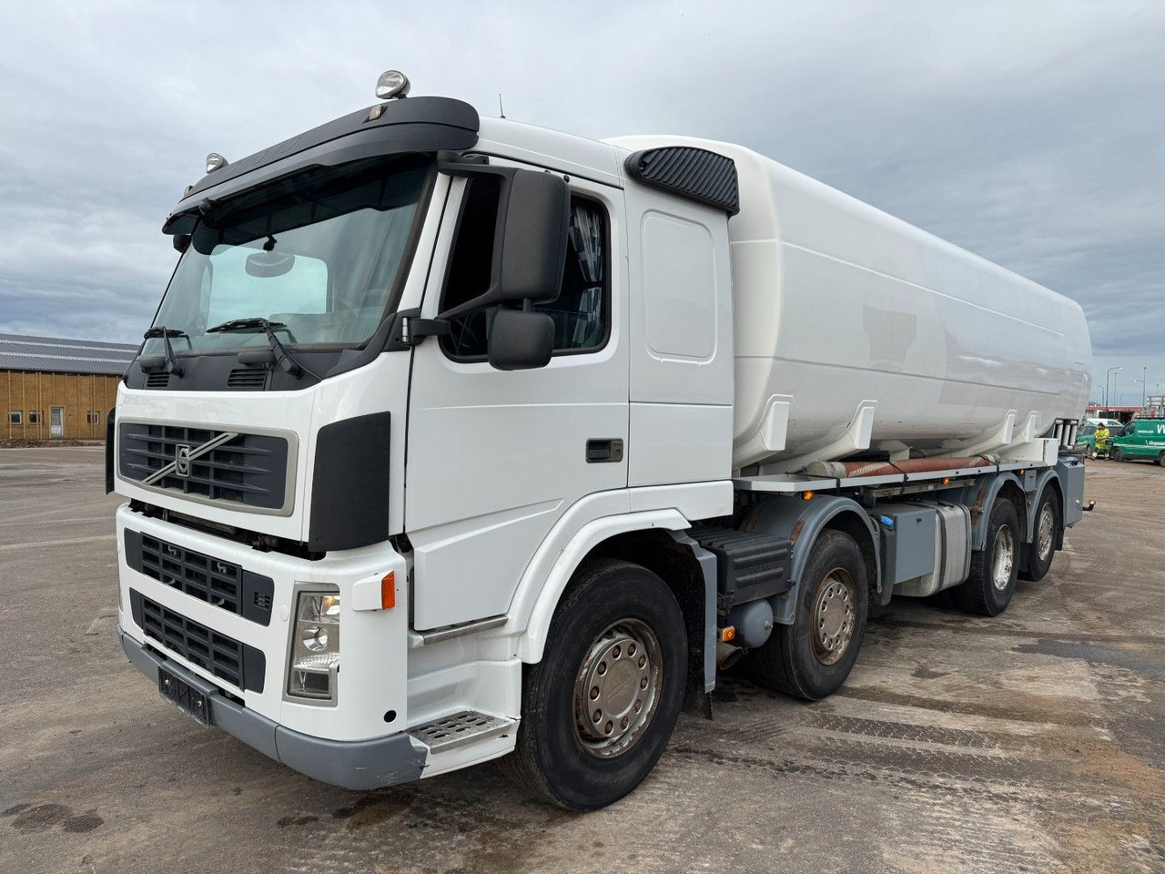 Volvo FM 440 8x2*6 24.000 l. ADR Tanktruck - Tanker truck: picture 1 Volvo FM 440 8x2*6 24.000 l. ADR Tanktruck - Tanker truck: picture 1