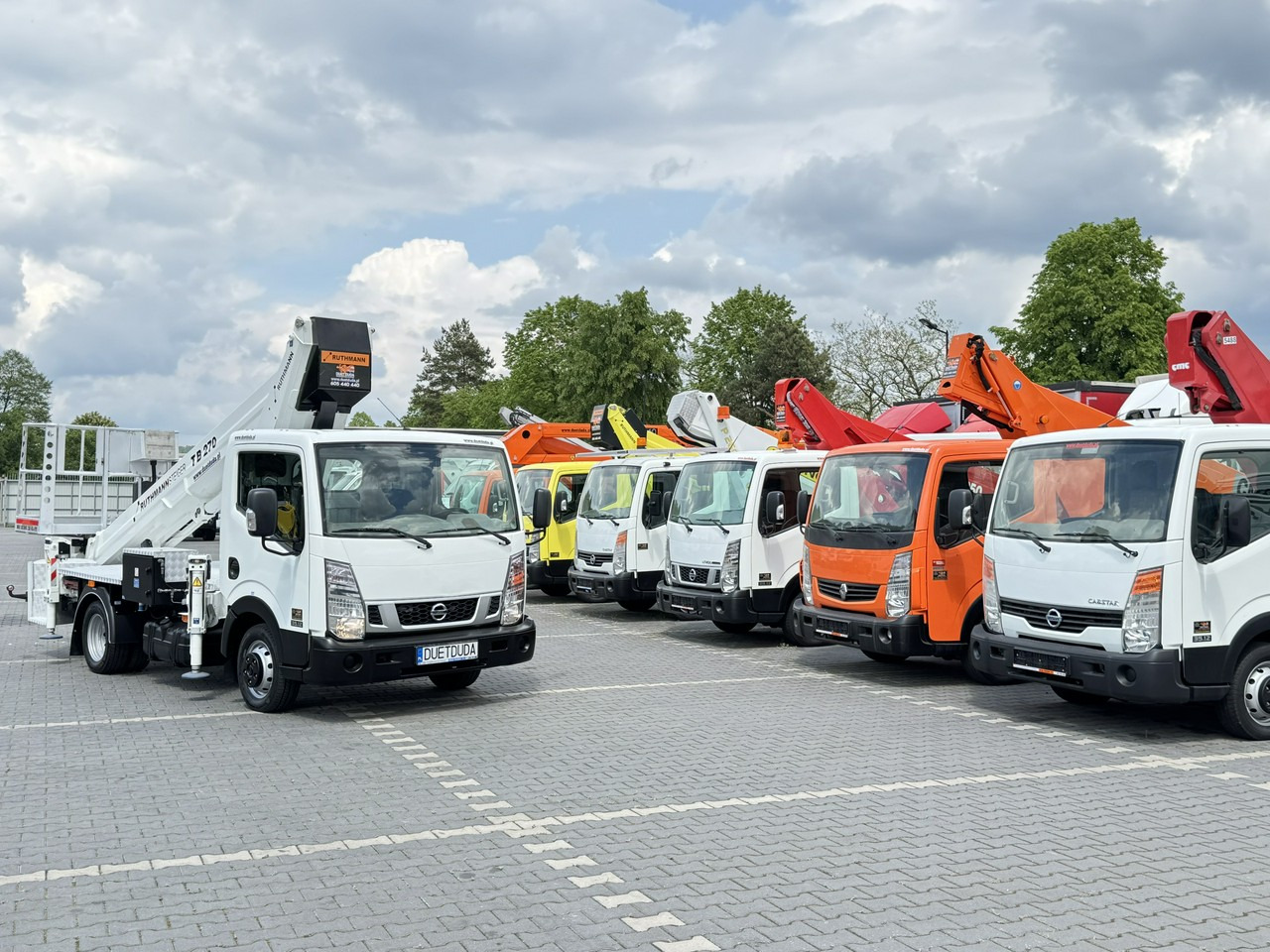 Truck mounted aerial platform Nissan Cabstar: picture 1