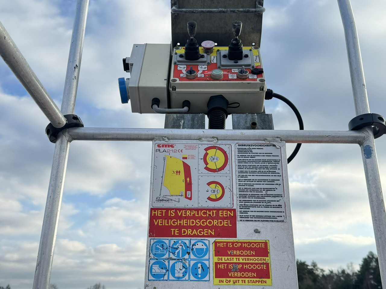 Truck mounted aerial platform Renault Maxity: picture 21