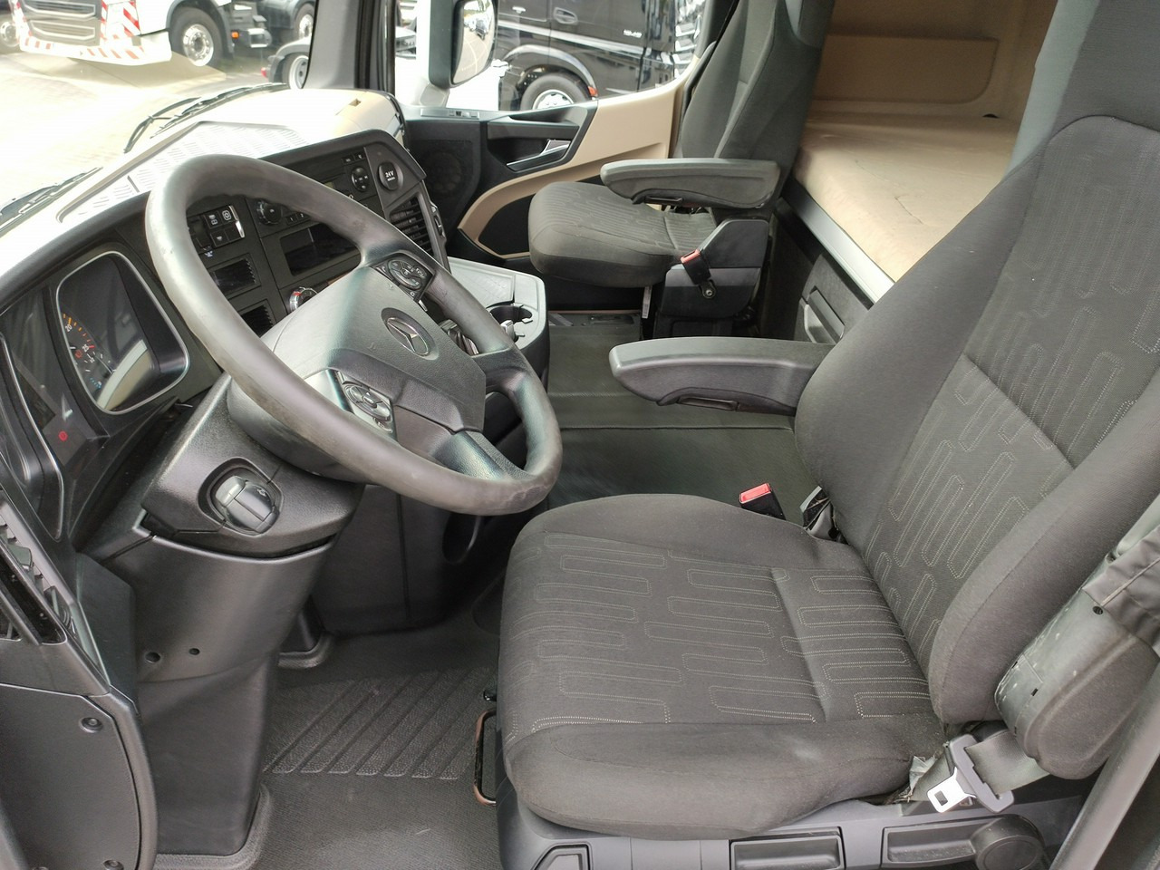 Tractor unit Mercedes ACTROS 1845 Euro 6 Low Deck Mega !!!: picture 12