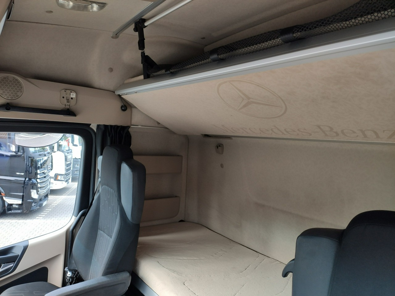 Tractor unit Mercedes ACTROS 1845 Euro 6 Low Deck Mega !!!: picture 15