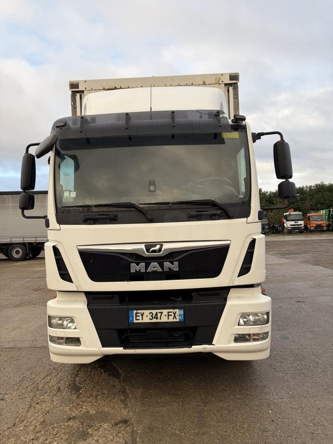 MAN TGM 26.320 - Curtain side truck: picture 2 MAN TGM 26.320 - Curtain side truck: picture 2