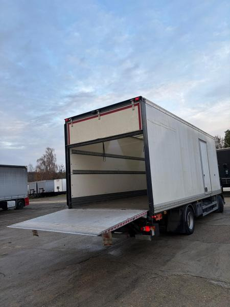 Renault D-Series 240.12 - Box truck: picture 3 Renault D-Series 240.12 - Box truck: picture 3