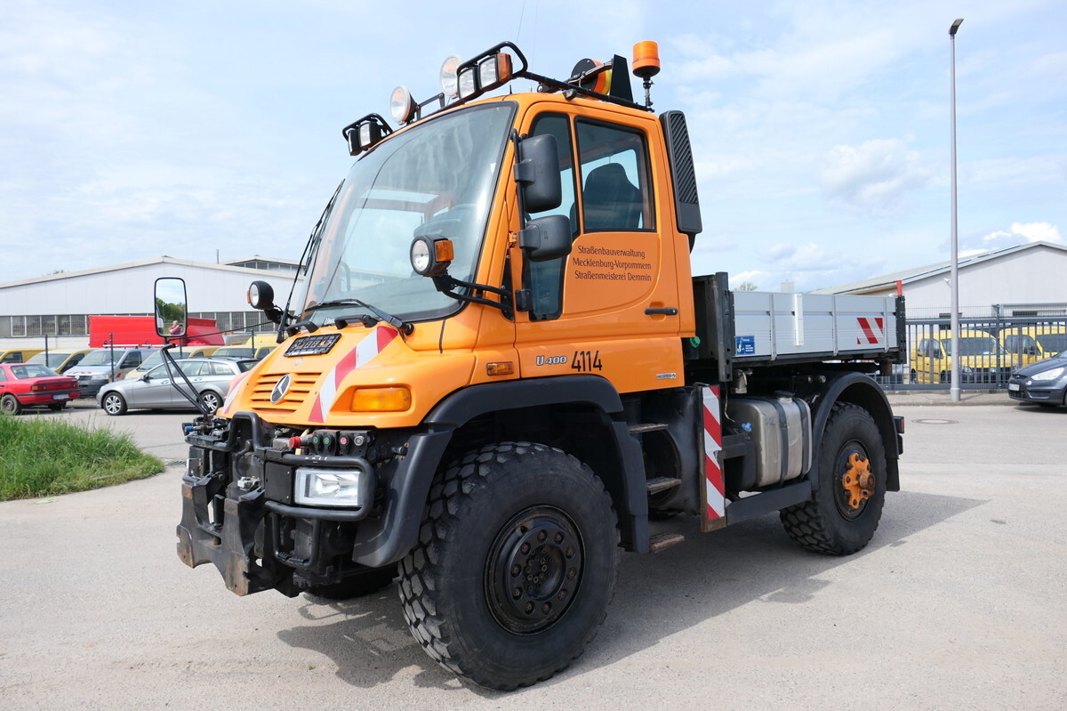 UNIMOG U400 405/12 AHK KLIMA ZAPFWELLE vorn SFZ KOMMUN - Dropside/ Flatbed truck, Municipal/ Special vehicle: picture 1 UNIMOG U400 405/12 AHK KLIMA ZAPFWELLE vorn SFZ KOMMUN - Dropside/ Flatbed truck, Municipal/ Special vehicle: picture 1