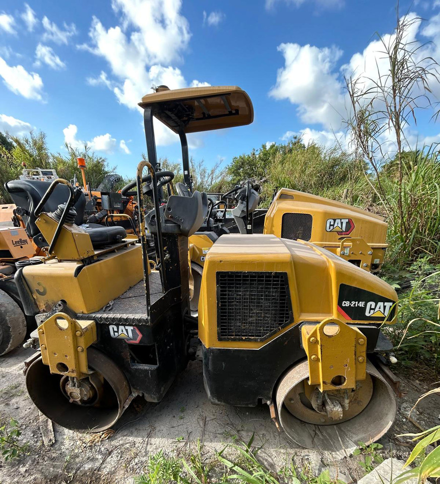 Caterpillar CB-214E - Roller: picture 1 Caterpillar CB-214E - Roller: picture 1
