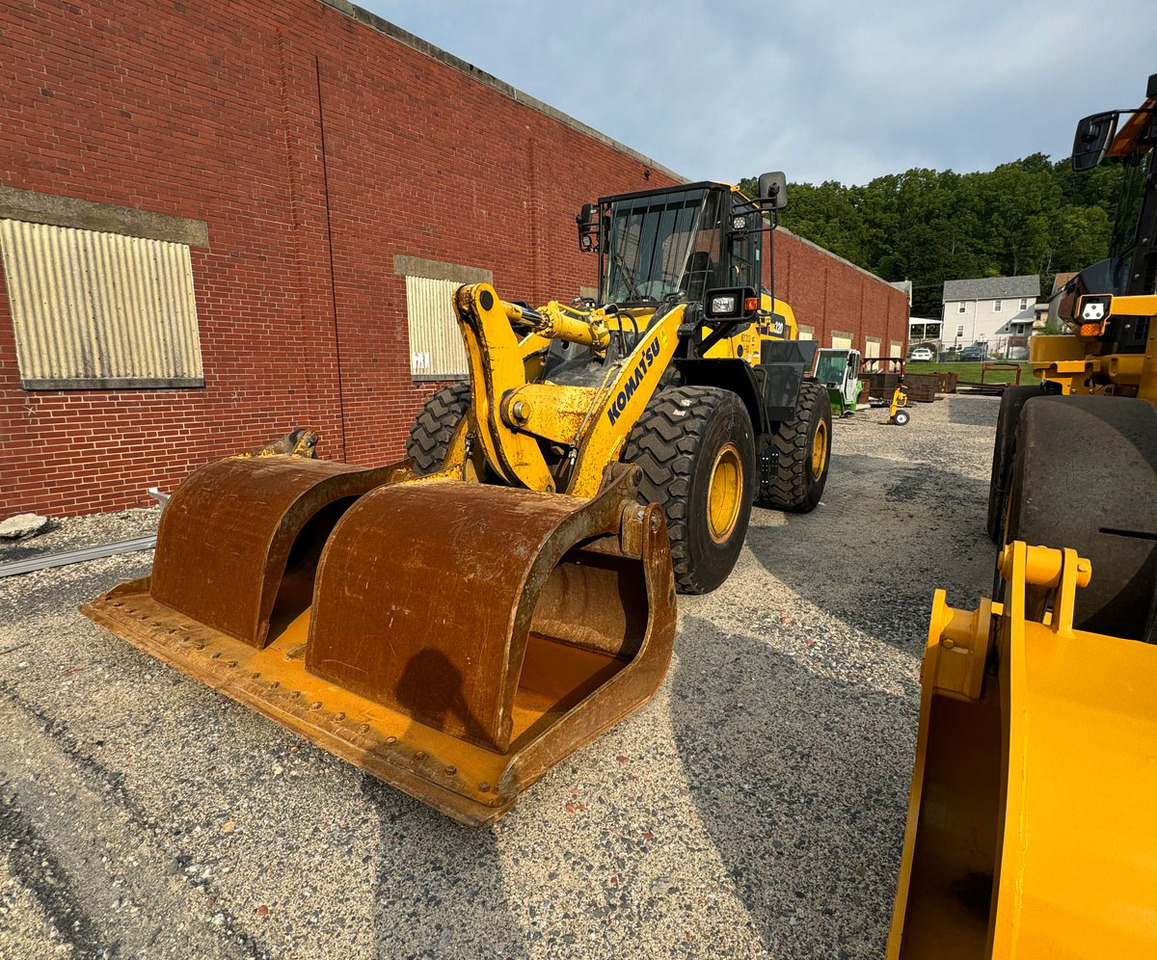 Komatsu WA320-8 - Wheel loader: picture 1 Komatsu WA320-8 - Wheel loader: picture 1