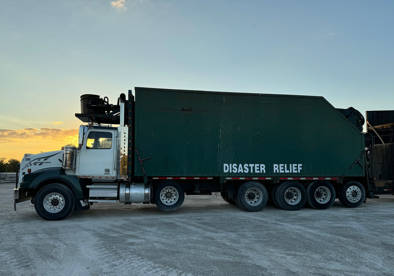 Western Star W4900 SB - Refuse truck: picture 4 Western Star W4900 SB - Refuse truck: picture 4