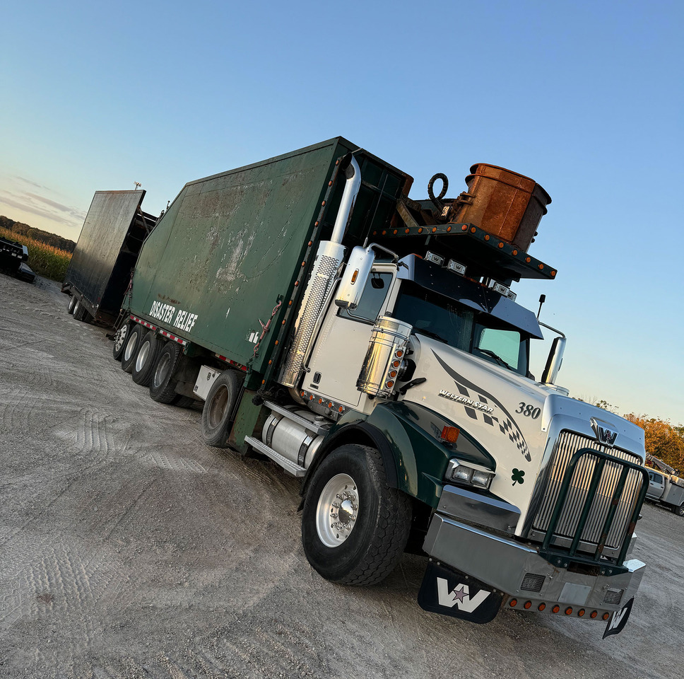 Western Star W4900 SB - Refuse truck: picture 5 Western Star W4900 SB - Refuse truck: picture 5
