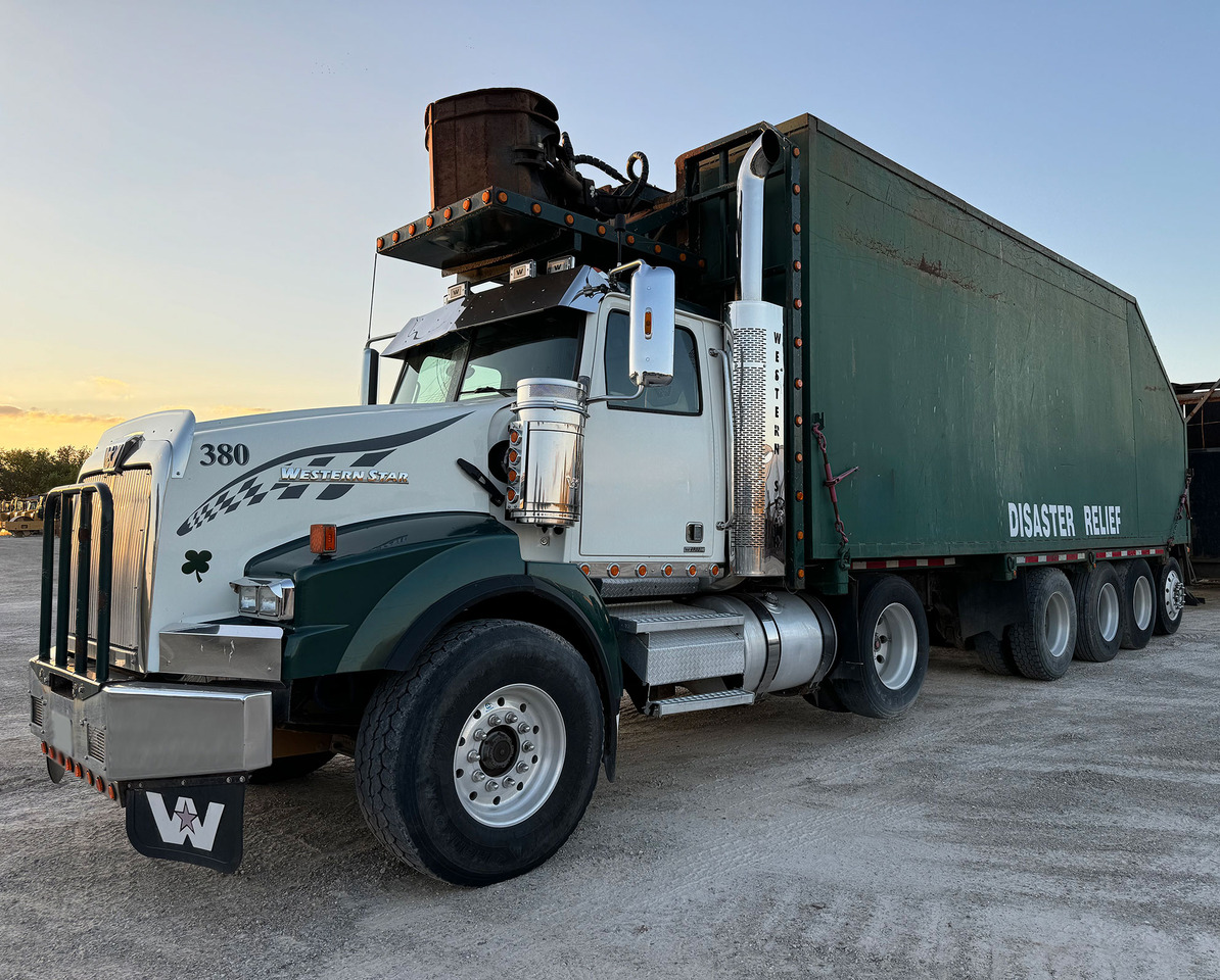 Western Star W4900 SB - Refuse truck: picture 3 Western Star W4900 SB - Refuse truck: picture 3