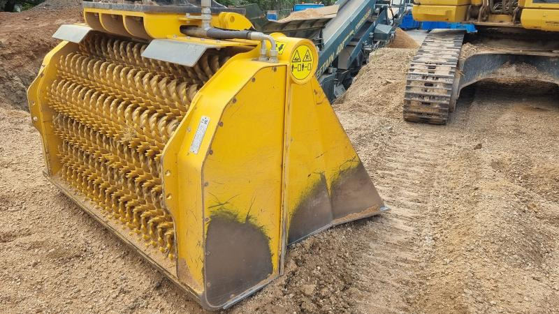 GODET CRIBLEUR A ETOILES PPIUR PELLE DE 20/25T GYRUS STAR - Sorting bucket for Construction machinery: picture 2 GODET CRIBLEUR A ETOILES PPIUR PELLE DE 20/25T GYRUS STAR - Sorting bucket for Construction machinery: picture 2