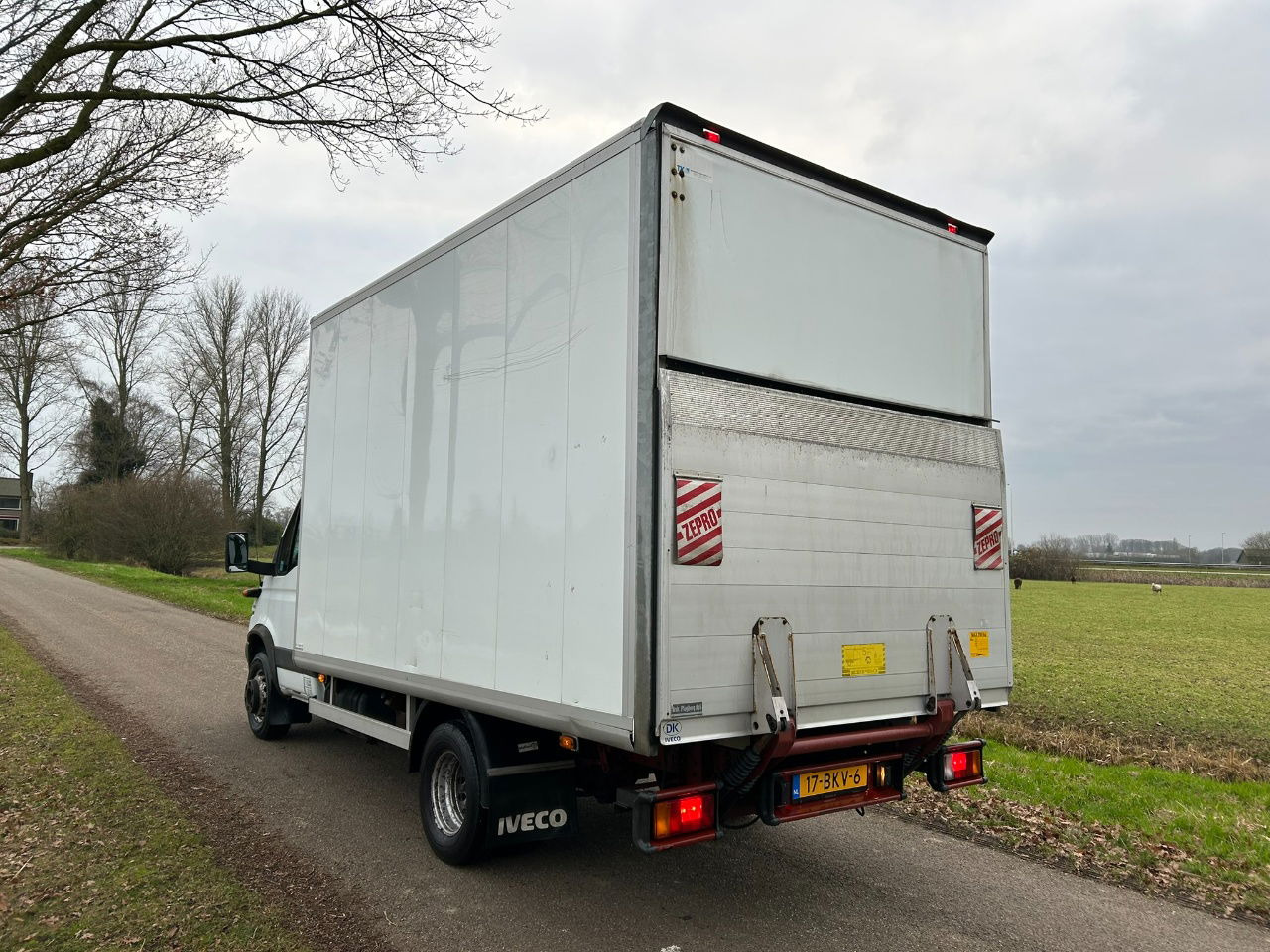 Iveco Daily 65 65 C 15 / laadklep 750 kg / apk 7-2026 / only 82068 km / bak H 237 B 226 L 417 - Box truck: picture 4 Iveco Daily 65 65 C 15 / laadklep 750 kg / apk 7-2026 / only 82068 km / bak H 237 B 226 L 417 - Box truck: picture 4