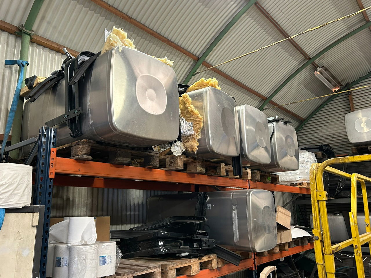 MAN 4 x Man 710 ltr tank orgineel / incl steunen / parts nr 81.12201-6949 160x70 - Fuel tank: picture 2 MAN 4 x Man 710 ltr tank orgineel / incl steunen / parts nr 81.12201-6949 160x70 - Fuel tank: picture 2