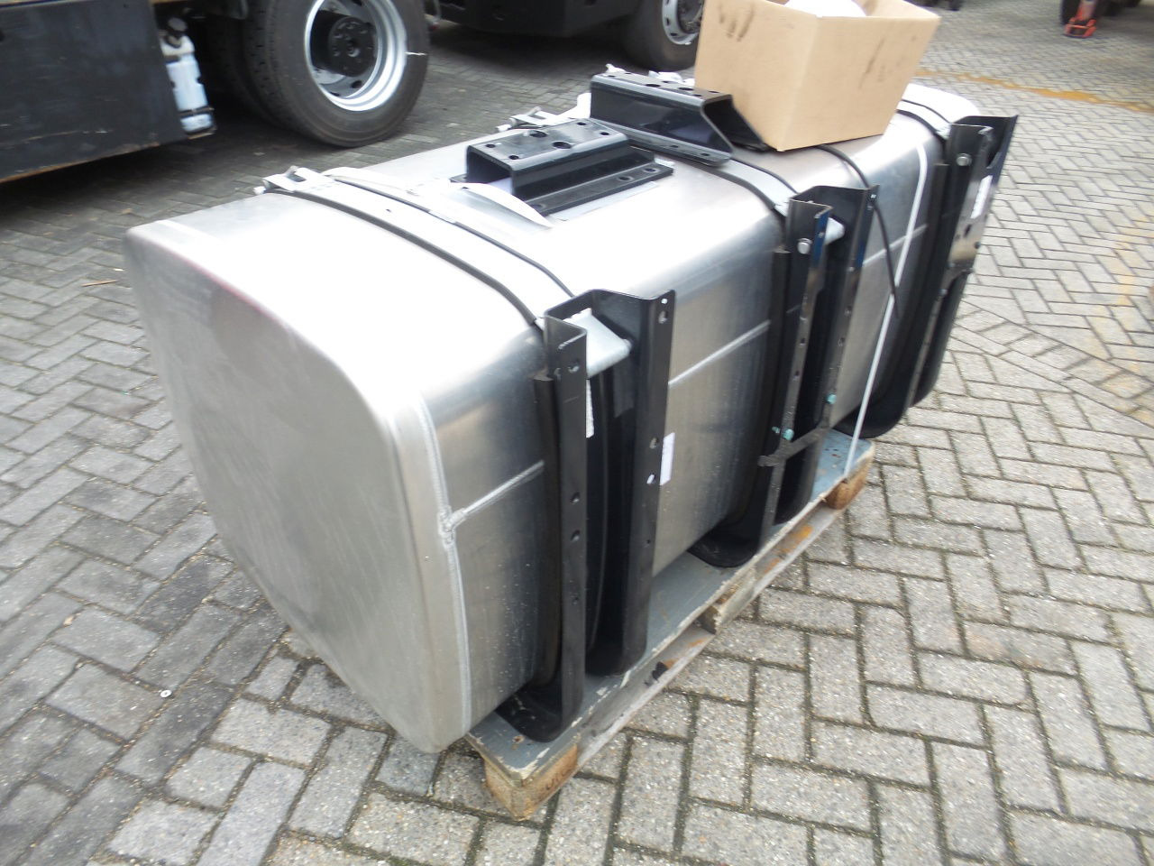 MAN 4 x Man 710 ltr tank orgineel / incl steunen / parts nr 81.12201-6949 160x70 - Fuel tank: picture 3 MAN 4 x Man 710 ltr tank orgineel / incl steunen / parts nr 81.12201-6949 160x70 - Fuel tank: picture 3