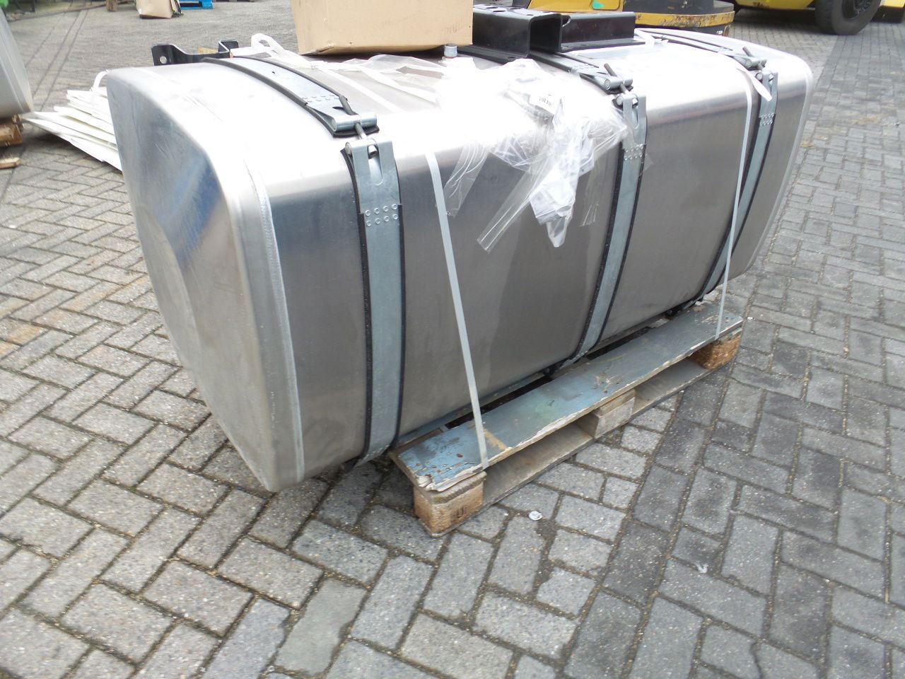 MAN 4 x Man 710 ltr tank orgineel / incl steunen / parts nr 81.12201-6949 160x70 - Fuel tank: picture 5 MAN 4 x Man 710 ltr tank orgineel / incl steunen / parts nr 81.12201-6949 160x70 - Fuel tank: picture 5