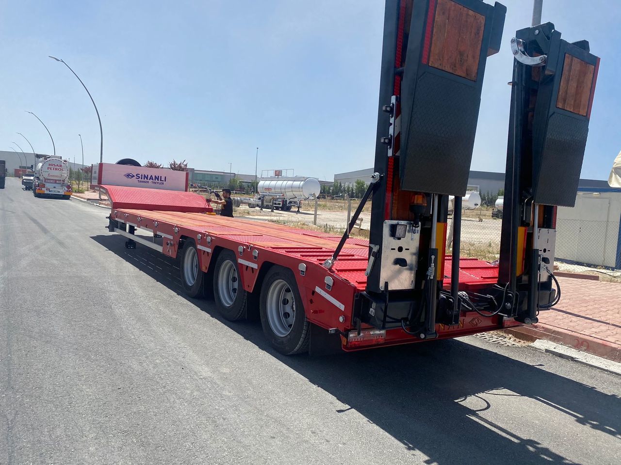 Lowbed Sinan Trailer Lowbed 3 axle - Low loader semi-trailer: picture 1 Lowbed Sinan Trailer Lowbed 3 axle - Low loader semi-trailer: picture 1