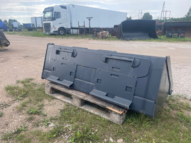 BOBCAT 1730mm - Bucket for Skid steer loader: picture 4 BOBCAT 1730mm - Bucket for Skid steer loader: picture 4