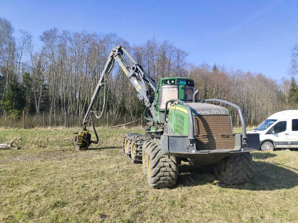 Forestry harvester John Deere 1170G with H413: picture 11