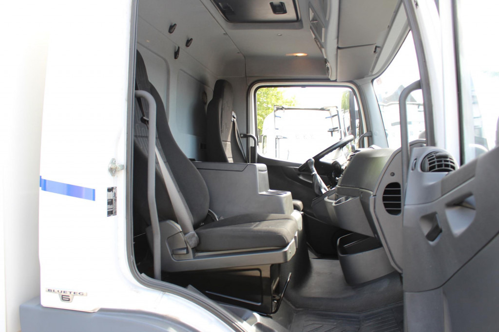 Mercedes-Benz Atego 1221 E6  Koffer   Klima  LDW  Schalter  LBW - Box truck: picture 4 Mercedes-Benz Atego 1221 E6  Koffer   Klima  LDW  Schalter  LBW - Box truck: picture 4