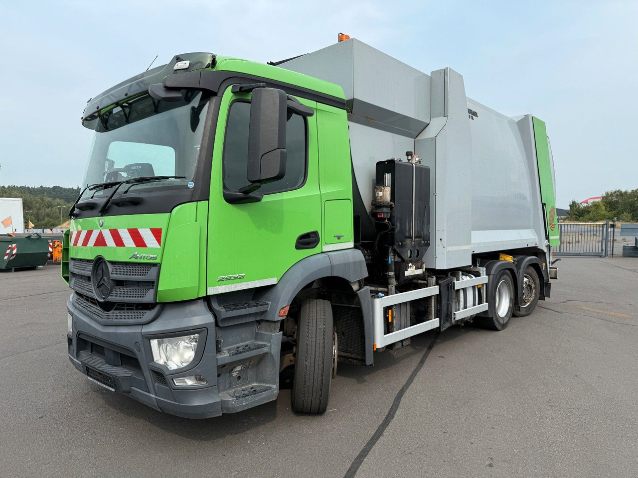 Mercedes-Benz Antos 2533 Seitenlader Zoeller SLF XL - Refuse truck: picture 1 Mercedes-Benz Antos 2533 Seitenlader Zoeller SLF XL - Refuse truck: picture 1