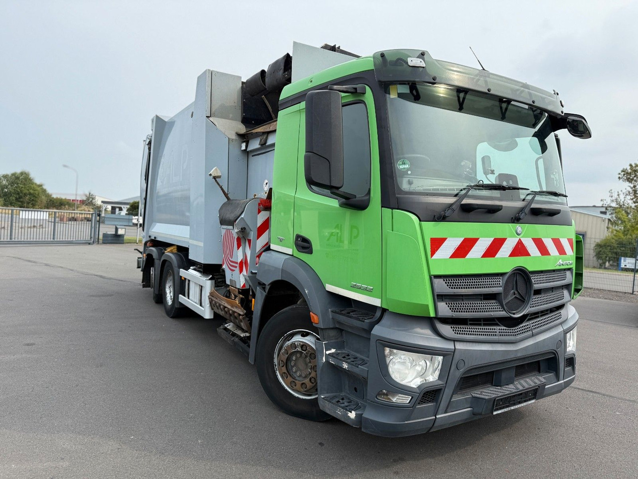 Mercedes-Benz Antos 2533 Seitenlader Zoeller SLF XL - Refuse truck: picture 3 Mercedes-Benz Antos 2533 Seitenlader Zoeller SLF XL - Refuse truck: picture 3