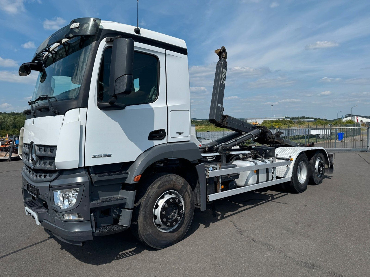 Mercedes-Benz Arocs 2535 6x2 Hiab XR 21S59 + Kranhydraulik - Hook lift truck: picture 4 Mercedes-Benz Arocs 2535 6x2 Hiab XR 21S59 + Kranhydraulik - Hook lift truck: picture 4