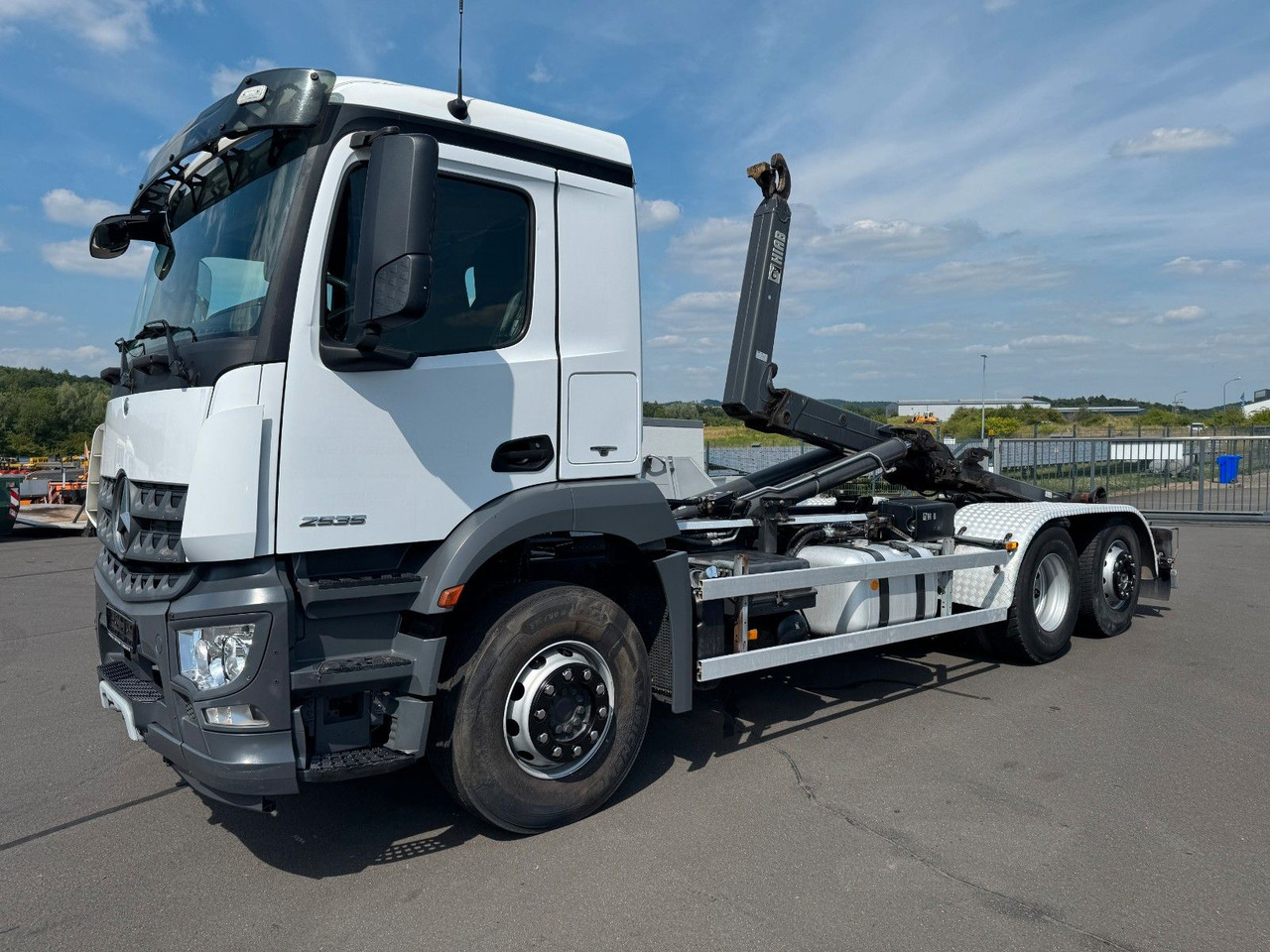 Mercedes-Benz Arocs 2535 6x2 Hiab XR 21S59 + Kranhydraulik - Hook lift truck: picture 5 Mercedes-Benz Arocs 2535 6x2 Hiab XR 21S59 + Kranhydraulik - Hook lift truck: picture 5