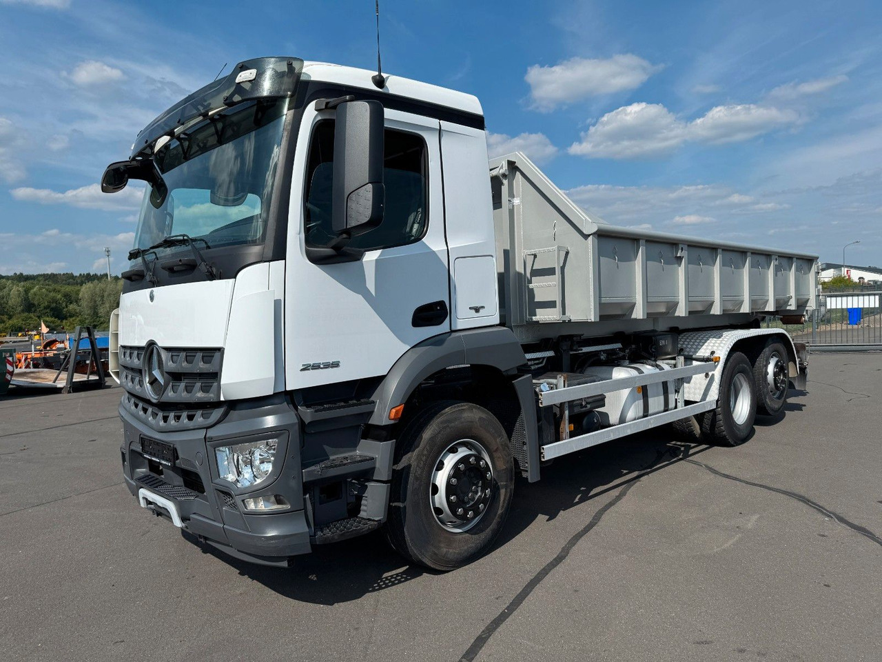 Mercedes-Benz Arocs 2535 6x2 Hiab XR 21S59 + Kranhydraulik - Hook lift truck: picture 1 Mercedes-Benz Arocs 2535 6x2 Hiab XR 21S59 + Kranhydraulik - Hook lift truck: picture 1