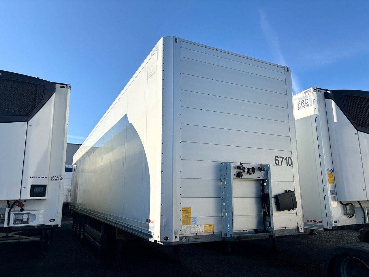 Schmitz Cargobull SKO 24 Isokoffer,Ab KW 46, Miete mögl. - Closed box semi-trailer: picture 1 Schmitz Cargobull SKO 24 Isokoffer,Ab KW 46, Miete mögl. - Closed box semi-trailer: picture 1