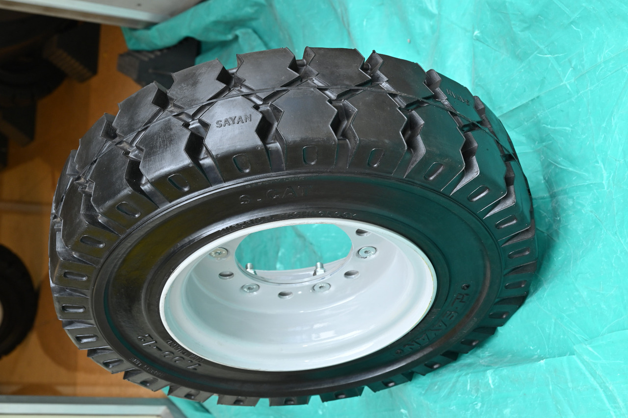 EuroSolid 6.50-10 - Wheel and tire package for Baggage tractor: picture 2 EuroSolid 6.50-10 - Wheel and tire package for Baggage tractor: picture 2