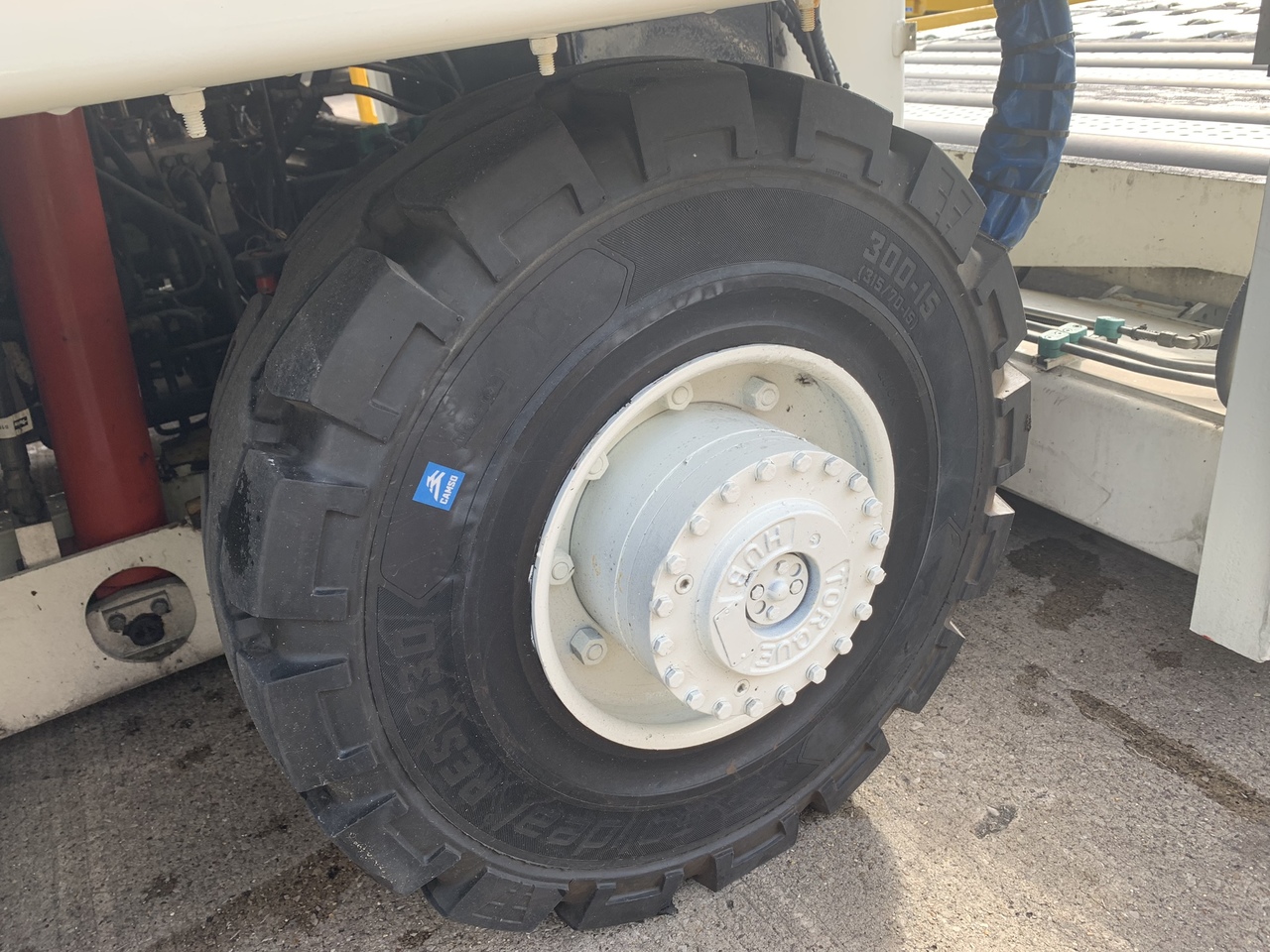 Lower Deck Loader 7 tons FMC Commander 15 - Aircraft cargo loader: picture 4 Lower Deck Loader 7 tons FMC Commander 15 - Aircraft cargo loader: picture 4