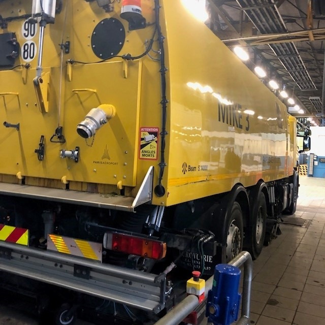 Runway Sweeper Johnston-Beam Scania P400 Model Beam S14000 - Road sweeper: picture 2 Runway Sweeper Johnston-Beam Scania P400 Model Beam S14000 - Road sweeper: picture 2
