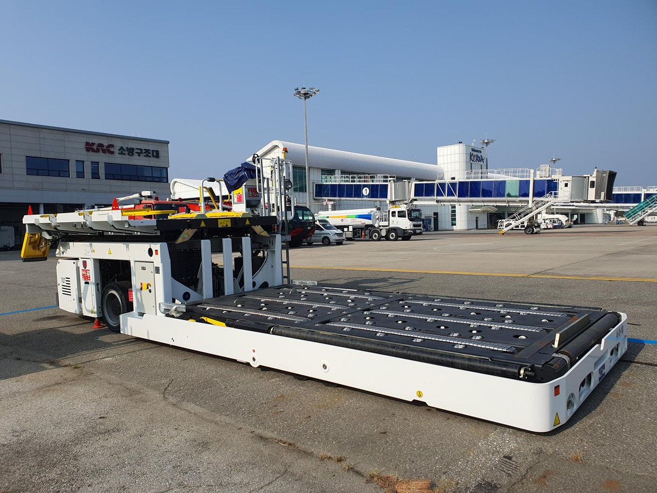 TLD Loader TXL838 - Aircraft cargo loader: picture 4 TLD Loader TXL838 - Aircraft cargo loader: picture 4