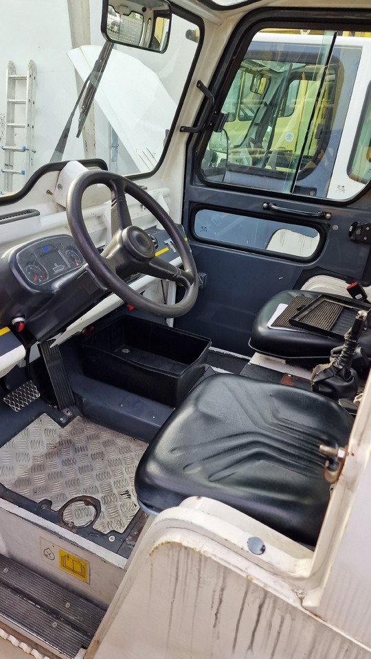 TLD Tractor JST20 - Baggage tractor: picture 3 TLD Tractor JST20 - Baggage tractor: picture 3