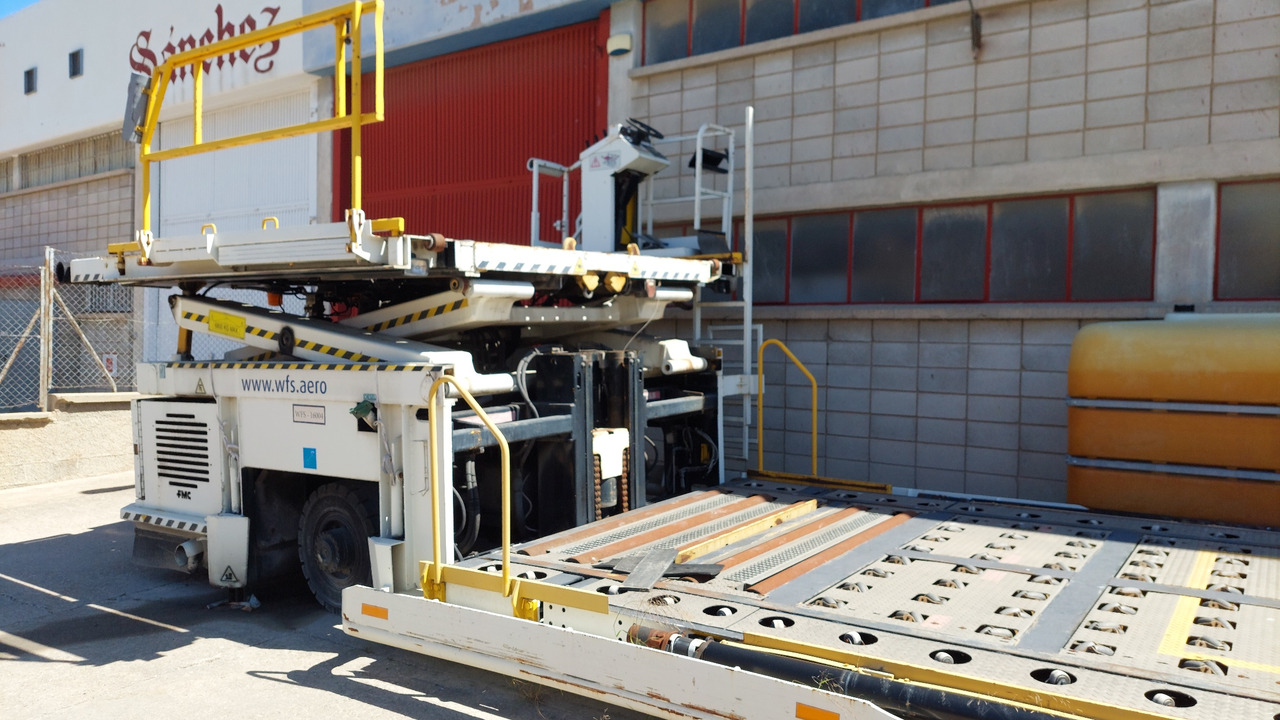 Lower deck loader FMC/JBT C15W - Aircraft cargo loader: picture 4 Lower deck loader FMC/JBT C15W - Aircraft cargo loader: picture 4