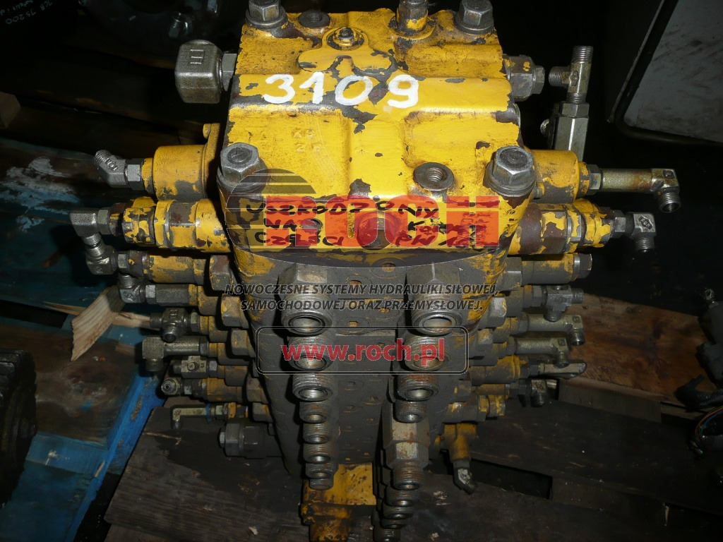 KOMATSU DCY00084 - 8 SEKCYJNY - Hydraulic valve: picture 1 KOMATSU DCY00084 - 8 SEKCYJNY - Hydraulic valve: picture 1