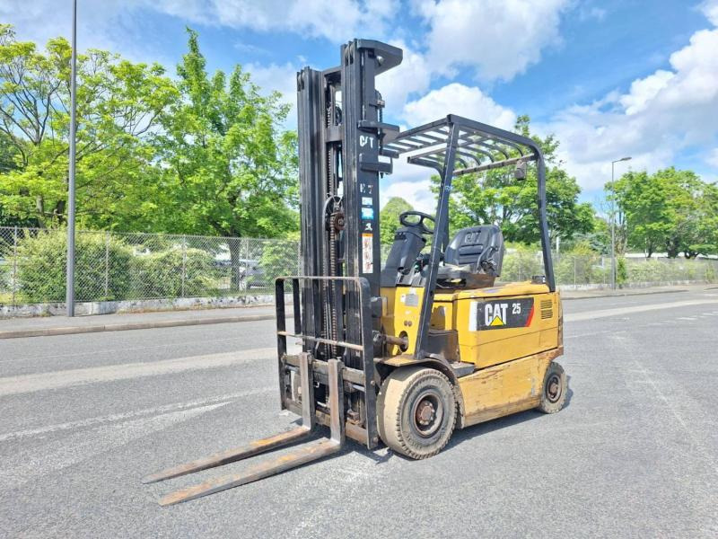 Caterpillar EP25KP - Electric forklift: picture 1 Caterpillar EP25KP - Electric forklift: picture 1