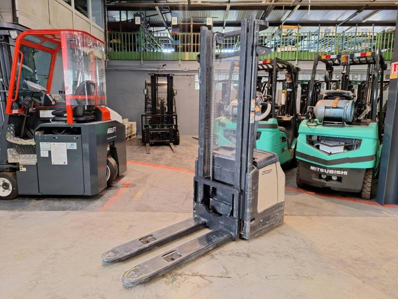 Crown ES4000-1.6 - Stacker: picture 2 Crown ES4000-1.6 - Stacker: picture 2