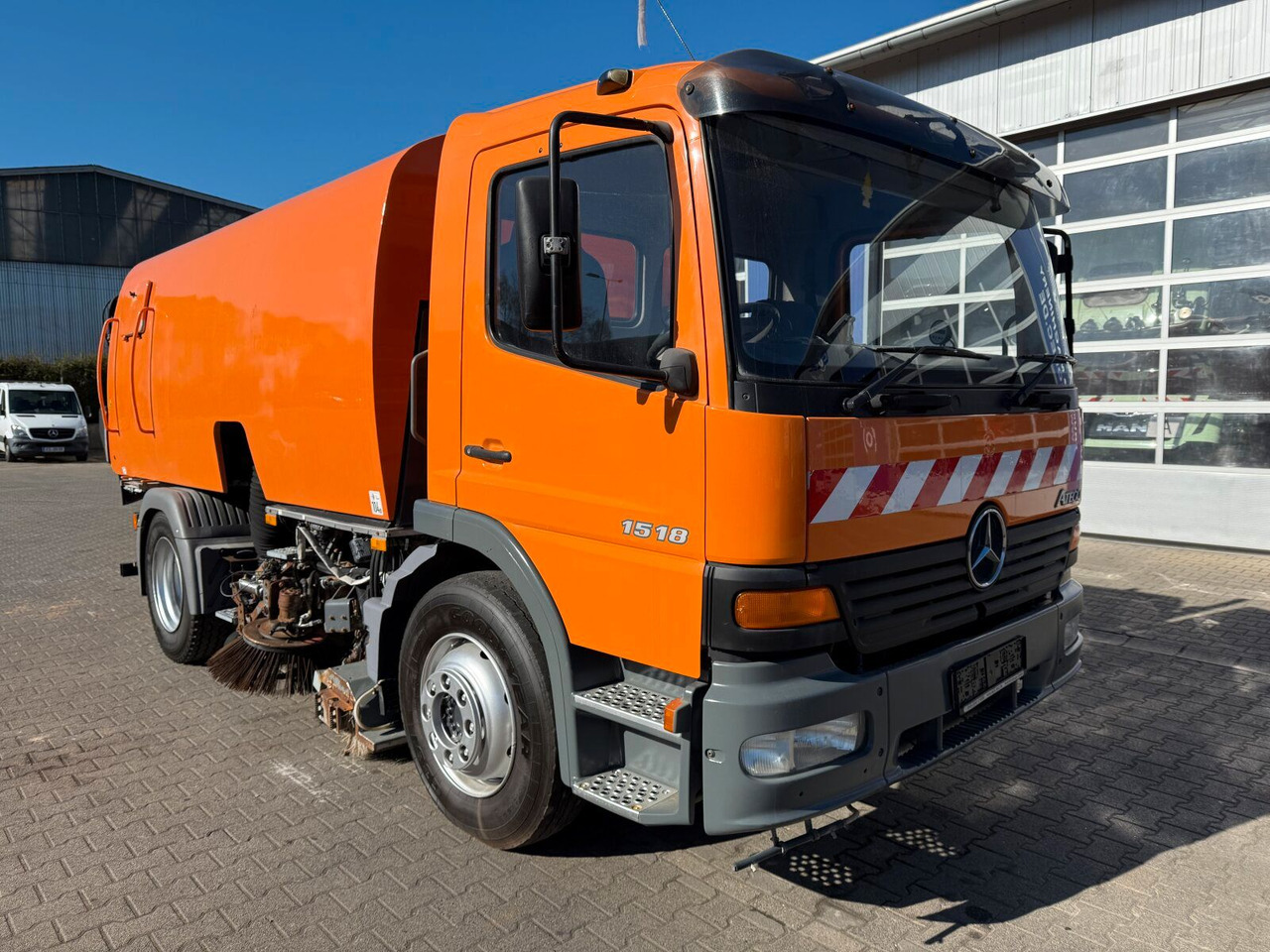 Mercedes-Benz Atego 1518 4x2 Kehrmaschine Bucher 500 - Road sweeper: picture 1 Mercedes-Benz Atego 1518 4x2 Kehrmaschine Bucher 500 - Road sweeper: picture 1