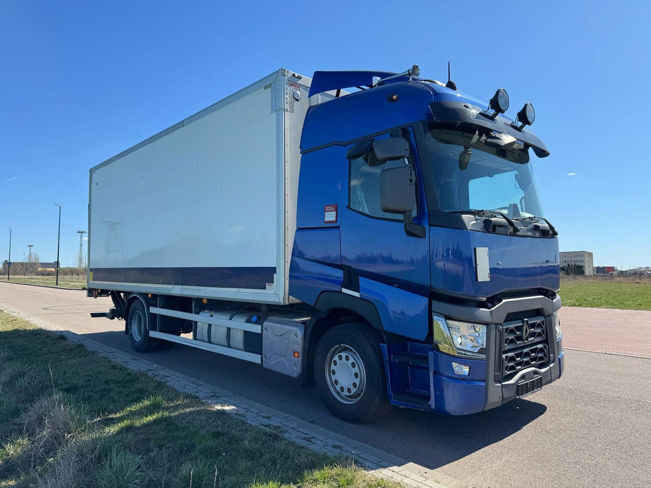 RENAULT T380 - Box truck: picture 2 RENAULT T380 - Box truck: picture 2