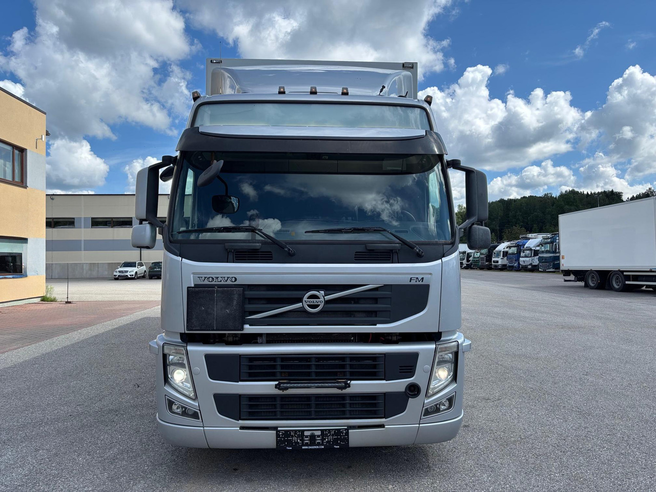 VOLVO FM330 - Box truck: picture 2 VOLVO FM330 - Box truck: picture 2