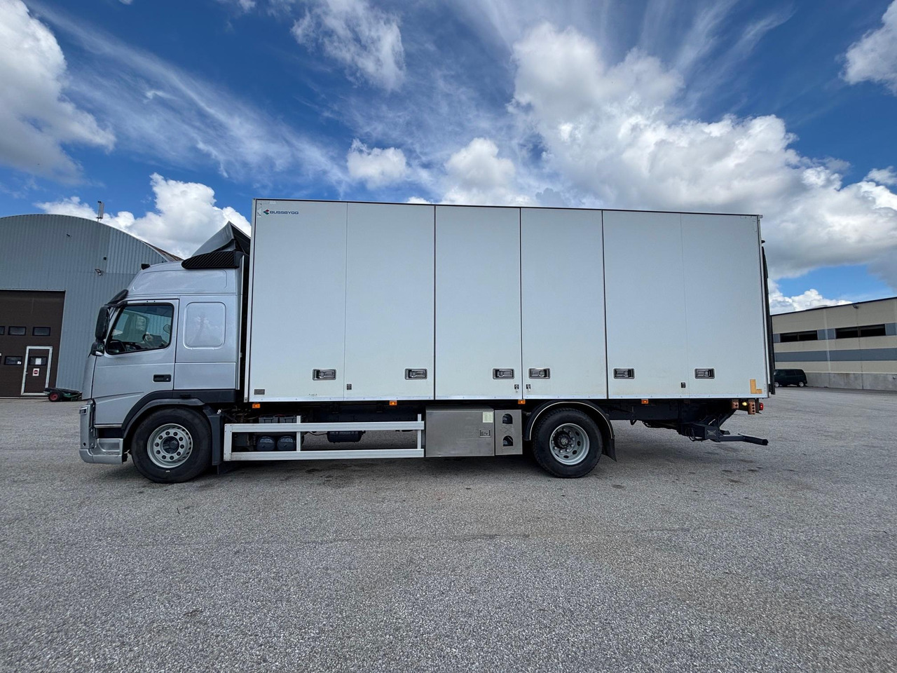 VOLVO FM330 - Box truck: picture 5 VOLVO FM330 - Box truck: picture 5