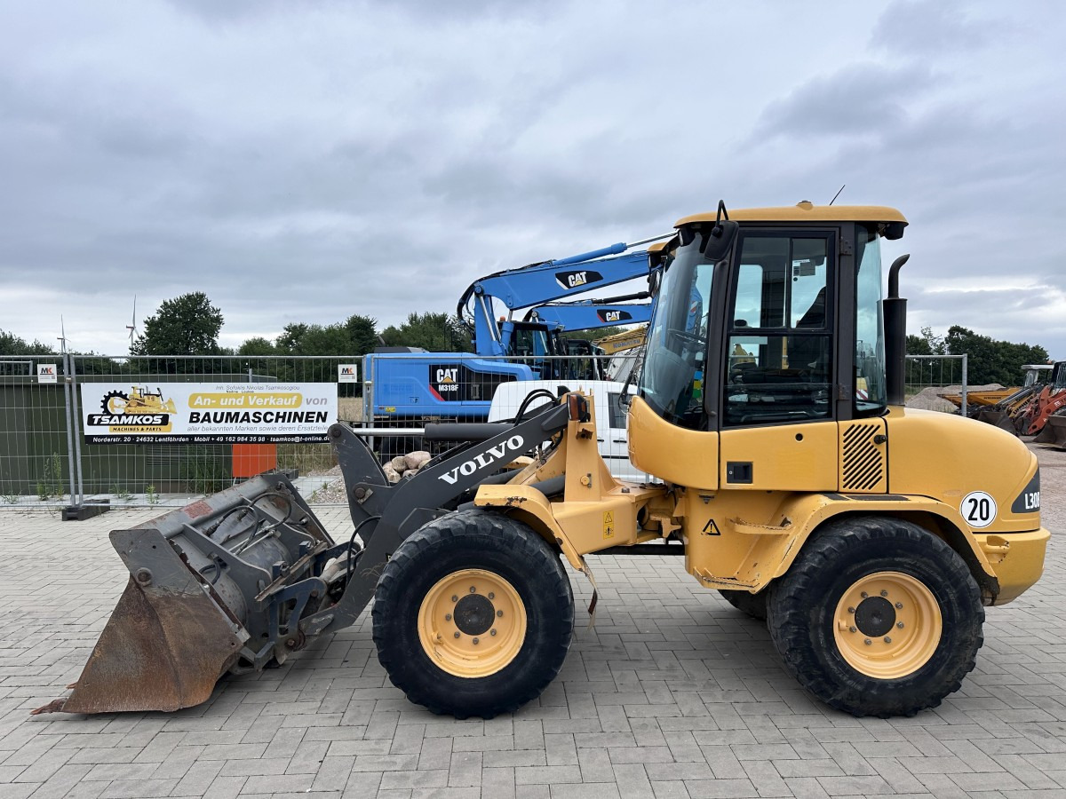 VOLVO L 30 B PRO 3er Kreis Klappschaufel+Palettengabel - Wheel loader: picture 1 VOLVO L 30 B PRO 3er Kreis Klappschaufel+Palettengabel - Wheel loader: picture 1