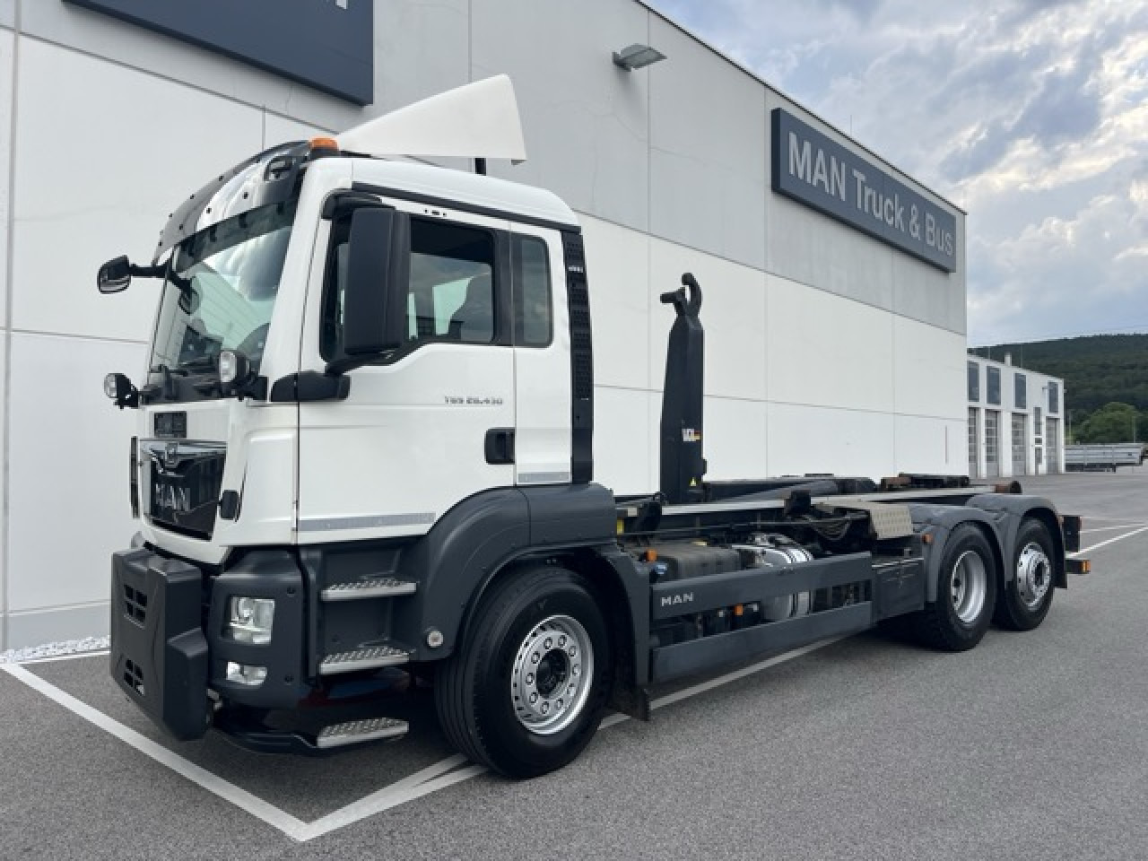 MAN TGS 26.430 6x2-4 BL Abroller VDL, Schneepflugpatte - Hook lift truck: picture 1 MAN TGS 26.430 6x2-4 BL Abroller VDL, Schneepflugpatte - Hook lift truck: picture 1