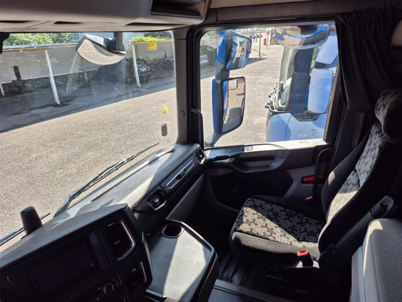 Scania R 450 - Tractor unit: picture 5 Scania R 450 - Tractor unit: picture 5