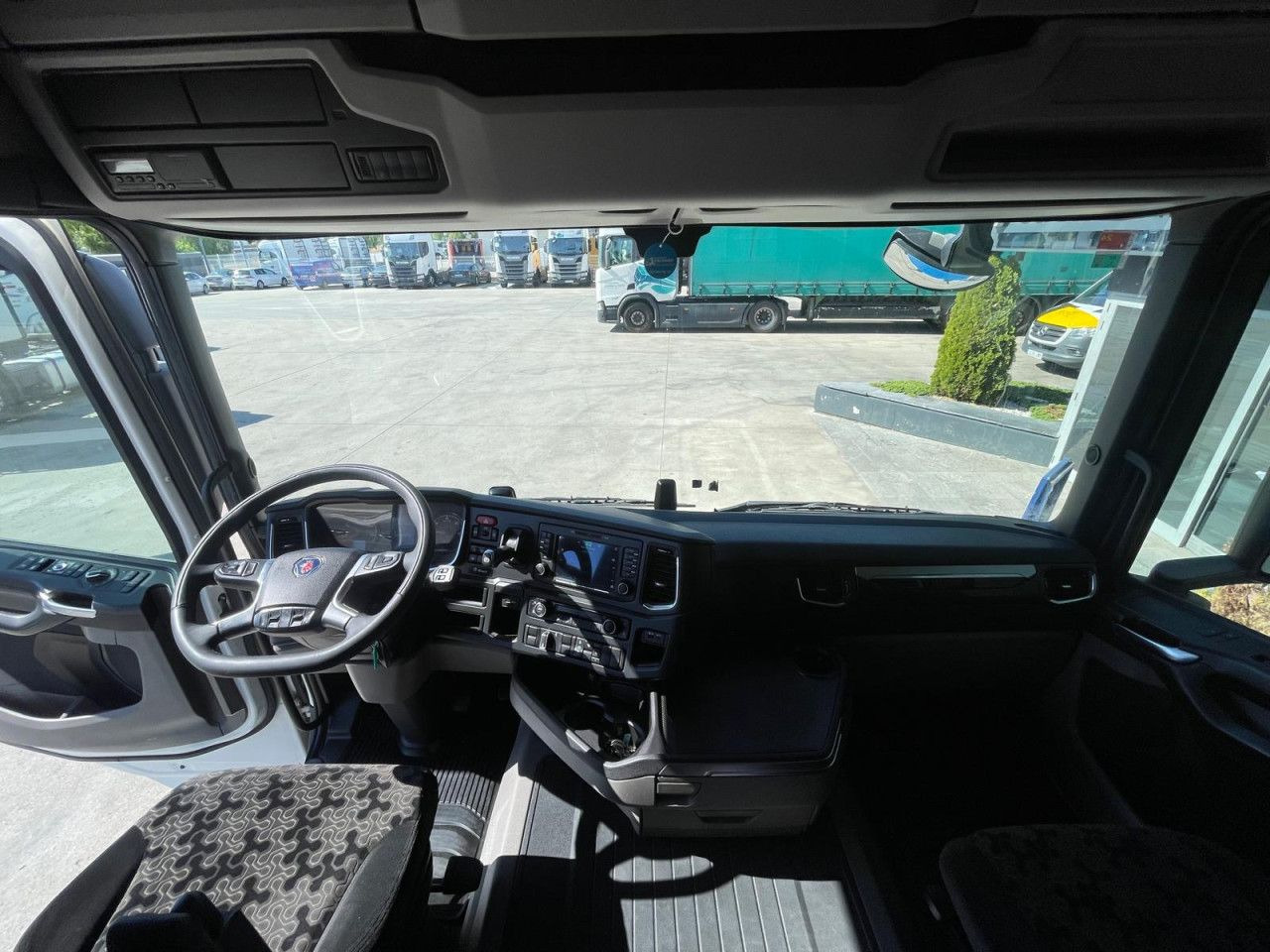 Tractor unit Scania R 450: picture 16