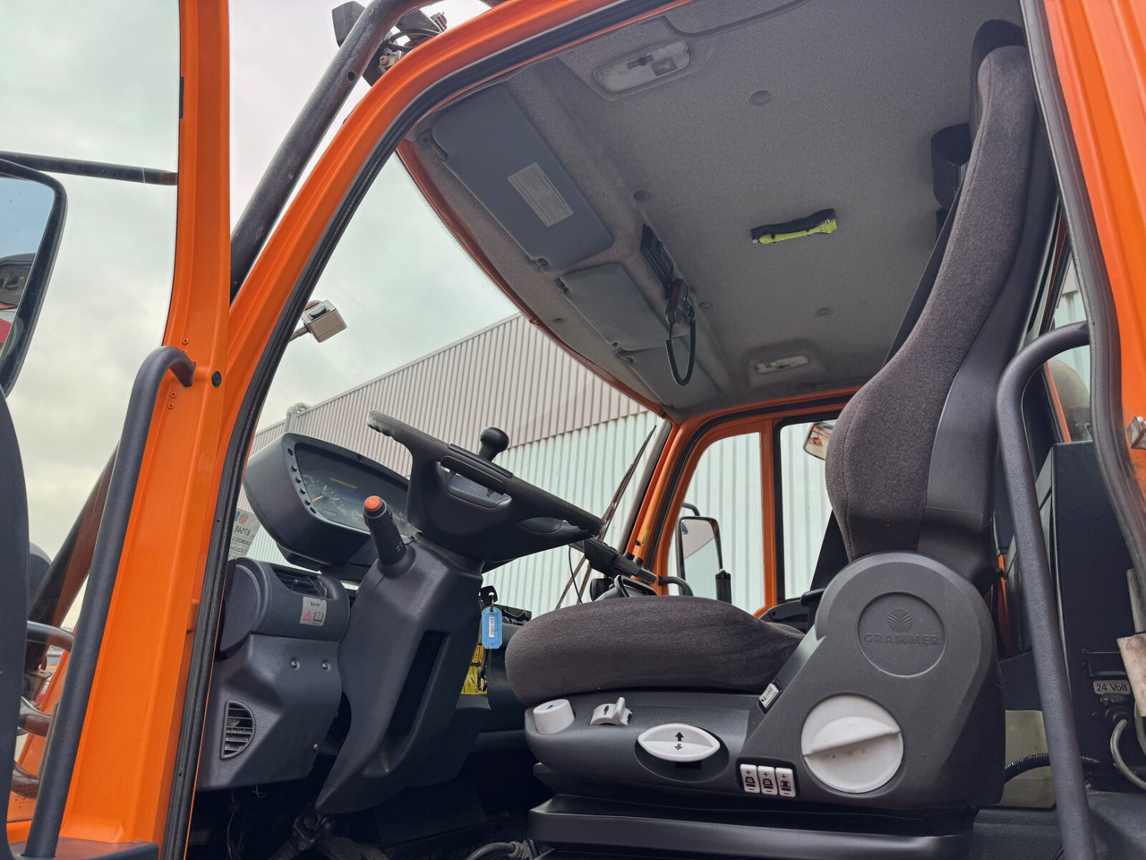 Unimog U 400 405/12 4x4 U 400 405/12 4x4, Kipper, Kommunalhydraulik, VarioPilot, Zapfwelle - Commercial vehicle: picture 5 Unimog U 400 405/12 4x4 U 400 405/12 4x4, Kipper, Kommunalhydraulik, VarioPilot, Zapfwelle - Commercial vehicle: picture 5